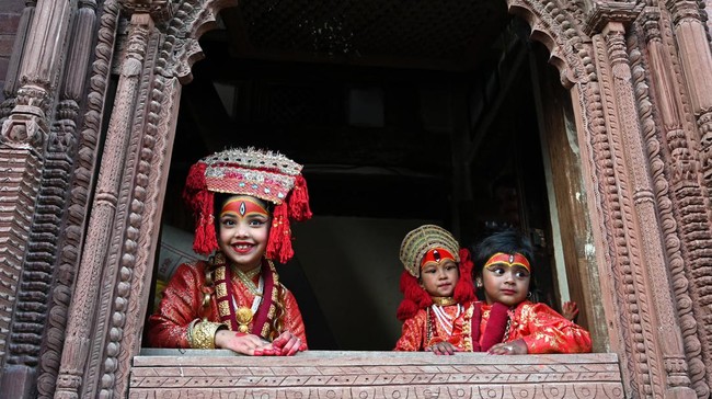 FOTO: Kumari Puja, Ritual Pemberi Berkah ke Anak Perempuan
