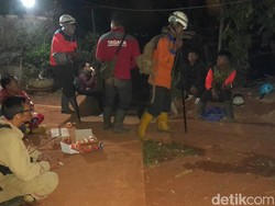 Kisah Dika Bertaruh Nyawa Padamkan Kebakaran di Hutan Sumedang