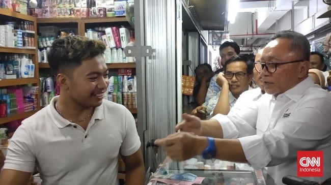 Sejumlah pedagang di Pusat Grosir Asemka, Jakarta Barat, curhat ke Menteri Perdagangan Zulkifli Hasan saat ia mengunjungi pasar tersebut.