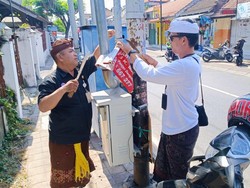 Tim Gabungan Berantas Spanduk Kedaluwarsa di Denpasar Selatan