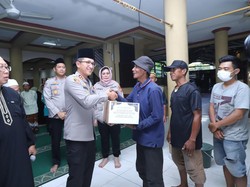 Peringati Maulid Nabi, Polres Jaksel Turun Beri Bantuan ke Manusia Gerobak