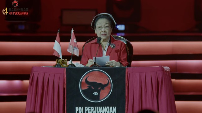 Pidato Megawati pada Minggu (12/11) dinilai merupakan pesan untuk Presiden Jokowi. Dalam pidatonya, ia menyinggung nepotisme hingga kegelapan demokrasi.