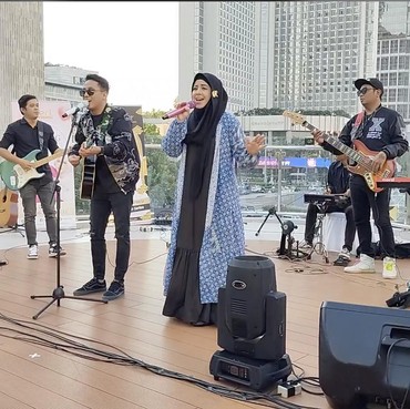 Sambut Batik Nasional, Risty Tagor Ramaikan Fashion Show Batik Legend Cirebon