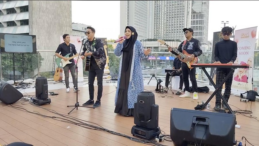 Risty Tagor dan Ang Varsity meriahkan Fashion Show Batik Legend Cirebon