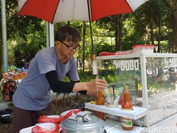 Ini Sudirman, Penjaja Mie Sakura yang Viral di Bandung