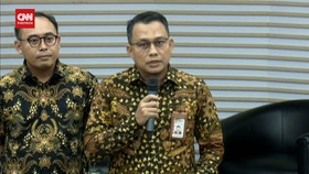 VIDEO: KPK Temukan Senpi Dan Uang Puluhan Milyar Saat Geledah Rumah SY