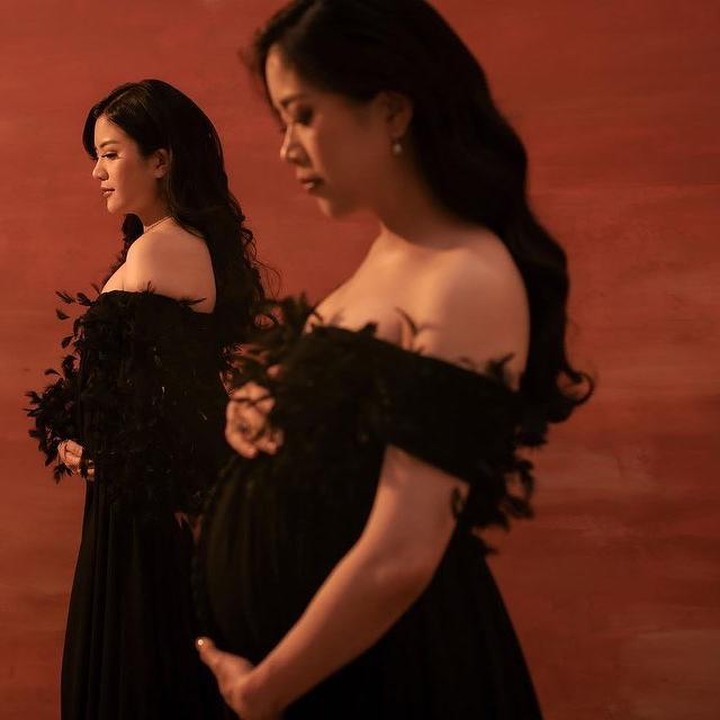 <p>Melalui keterangan foto, Valencia mengaku senang karena melewati fase kehamilan bersama-sama. "Dari kecil sering banget di kembarin sama mami karena umur yang cuma beda 1.5 tahun, ternyata sekarang di fase transisi <em>into motherhood</em>, kitapun menjalani transisi ini bersama," tulis Valencia di akun Instagram pribadinya. (Foto: Instagram @valenciatanoe)<br /><br /><br /></p>