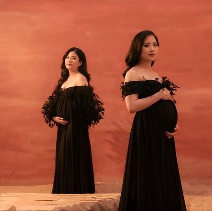<p>Kakak beradik Valencia dan Jessica Tanoesoedibjo sama-sama sedang menjalani masa kehamilan, Bunda. Beberapa waktu yang lalu, mereka membagikan potret <em>maternity shoot</em>, nih. (Foto: Instagram @valenciatanoe)<br /><br /><br /></p>