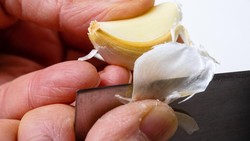 img-title Tips Praktis Kupas Bawang Putih, Jadi Super-Gampang!