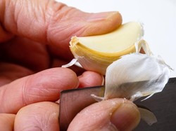 Tips Praktis Kupas Bawang Putih, Jadi Super-Gampang!