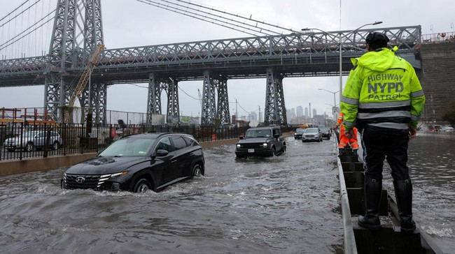 Banjir melanda New York, Amerika Serikat, hingga ke jalan-jalan dan kereta bawah tanah akibat curah hujan tinggi.
