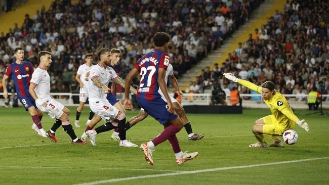 Gol bunuh diri Sergio Ramos memastikan Barcelona meraih kemenangan tipis atas Sevilla pada lanjutan La Liga Spanyol.
