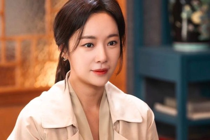 Belum lama ini, Hwang Jung Eum berhasil mengejutkan pecinta drakor dengan kemunculannya sebagai pemeran antagonis dalam drama The Escape of the Seven, karena sangat berbeda jauh dengan tokoh yang selama ini ia perankan./ foto: instagram.com/jungeum84