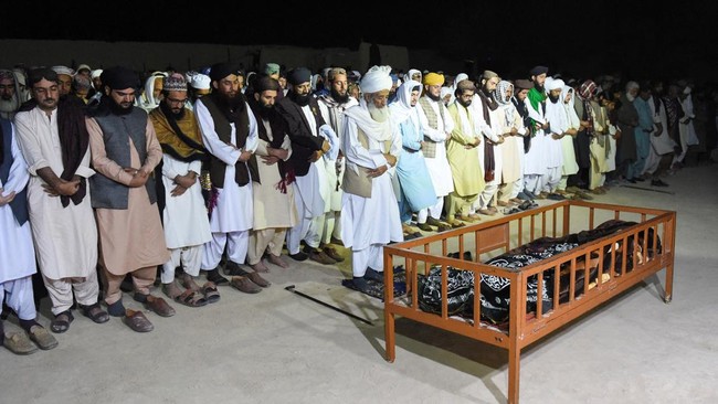 FOTO: Bom Bunuh Diri di Masjid Pakistan Tewaskan 57 Orang