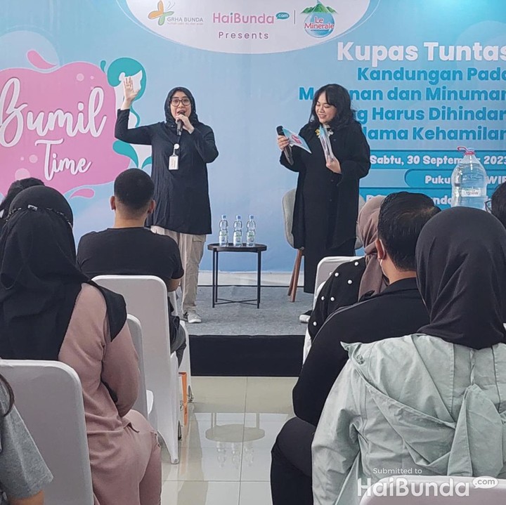 <p>Jika urusan di meja registrasi sudah selesai, Bunda dan Ayah dipersilakan untuk masuk ke dalam aula dan memilih kursi untuk mengikuti sesi <em>talkshow</em>. Nantinya, akan ada petugas yang datang dan melakukan pemeriksaan tekanan darah. (Foto: HaiBunda/Annisa Afani)</p>