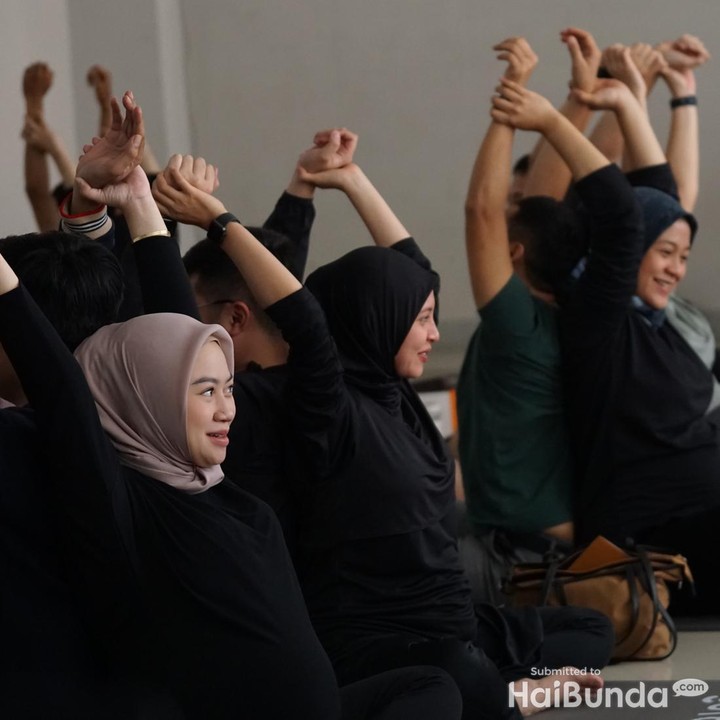 <p>Suasana <em>prenatal couple</em> yoga begitu hangat dan menyenangkan. Saat pose ini berlangsung, semua tampak mengikuti arahn instruktur dengan fokus, tetapi tetap santai sambil bercanda bareng pasangan. (Foto: Tim HaiBunda)</p>