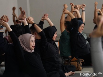 7 Potret Momen Manis Bunda-Bunda Bandung Ikut Talkshow & Kelas Yoga Bareng Suami di Bumil Time