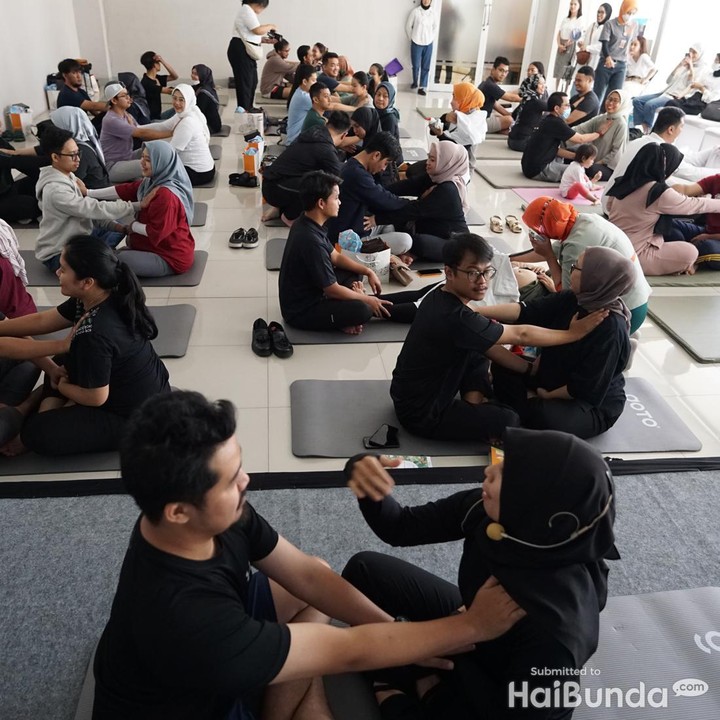 <p>Setelah <em>talkshow</em>, acara dilanjutkan dengan sesi yoga pranatal. Sebelum dimulai, Bunda dan Ayah berhadapan dengan dengkul saling menyentuh. (Foto: Tim HaiBunda)</p>