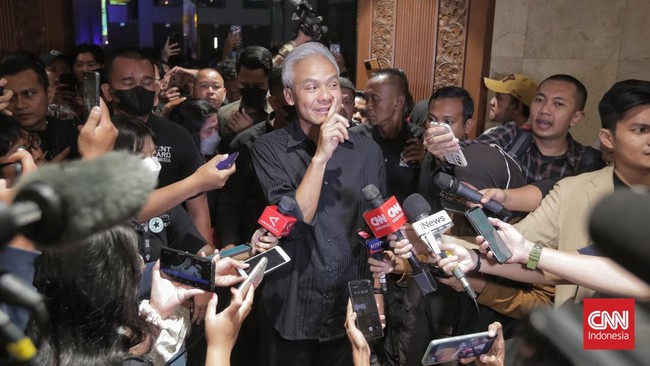 Sekjen PDIP, Hasto Kristiyanto mengungkap bahwa bakal capres dari partainya, Ganjar Pranowo absen di Rakernas PDIP karena bertemu orang spesial di Surabaya.