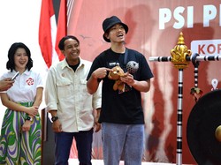 Gaya Kaesang Saat Kopdar PSI di Bali: Baju Kaus, Bucket-Bawa James Junior