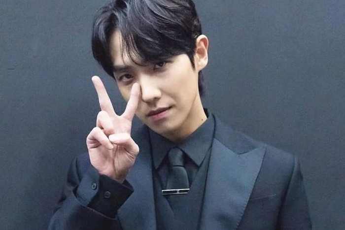 Ia memulai debut sebagai anggota boy group, MBLAQ, pada tahun 2008 lalu./ foto: instagram.com/leejoon__mblaq