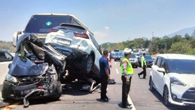 Kecelakaan Beruntun di Tol Semarang-Solo, Mobil Ringsek Tumpang Tindih