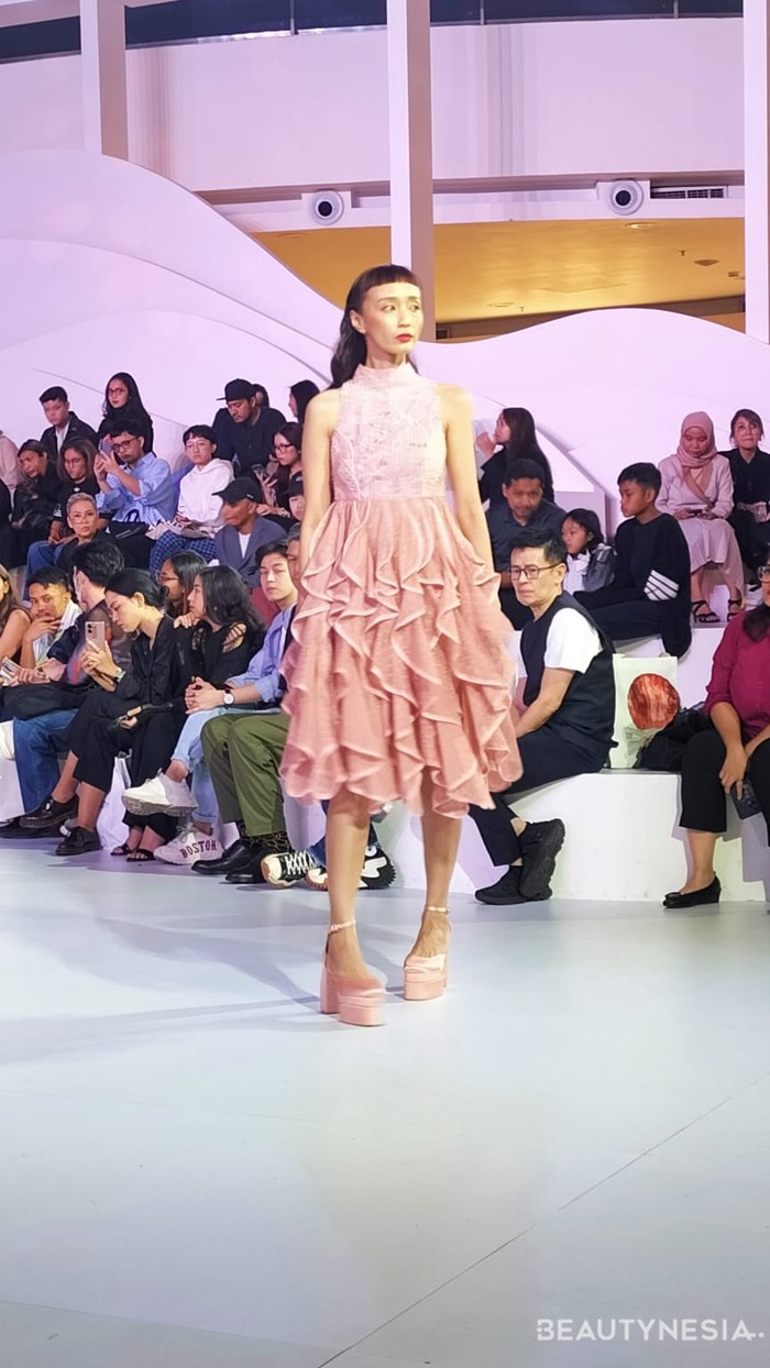 Pada 17 looks koleksi terbarunya, Adrie Basuki terinspirasi dari keindahan dan kekuatan alam Indonesia. Kali ini, dari deretan Gunung Berapi yang berada di Indonesia, yang memberikan kekuatan, kesuburan tanah, dan kaya akan mineral. (Foto: Rini Apriliani/Beautynesia)