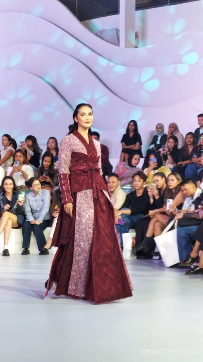 Hadirlah tema: MAGMA - POWER FROM WITHIN, yang tidak hanya melambangkan kekuatan gunung berapi, tapi juga kekuatan yang tersimpan di dalam diri manusia Indonesia untuk terus berkarya dan beradaptasi dengan perubahan yang terjadi. (Foto: Rini Apriliani/Beautynesia)