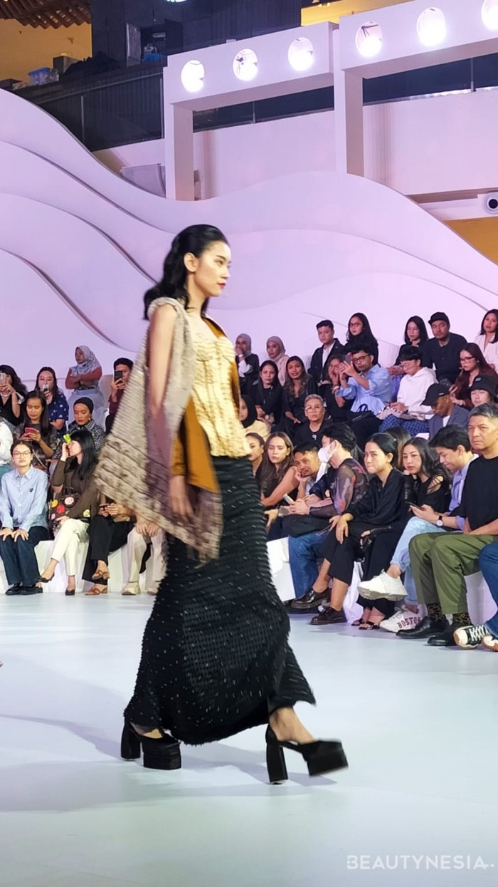 Artisan A La Mode Fashion Nation Senayan City menghadirkan tiga desainer visioner, salah satunya Adrie Basuki. Dalam pagelaran ini, ia turut memamerkan 17 karya terbarunya. (Foto: Rini Apriliani/Beautynesia)