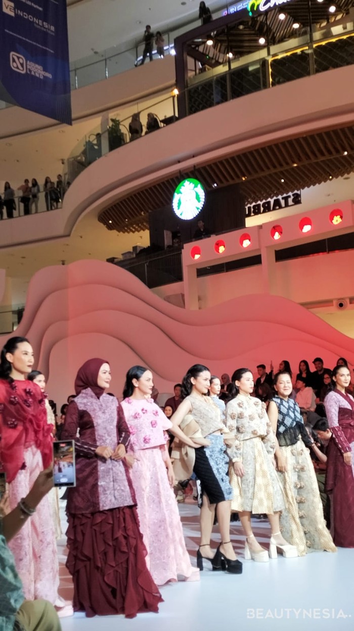 17 karya Adrie Basuki selain dibawakan oleh para model profesional, ia juga turut didukung oleh para sahabatnya yang bekenan jadi Muse. Ada Maudy Koesnaedi, Yane Ardian Bima Arya, Ririn Ekawati, Dr. Widya Putri, Ivy Batuta, Karina Indranugroho, dan Cecilia Van Leeuwen.