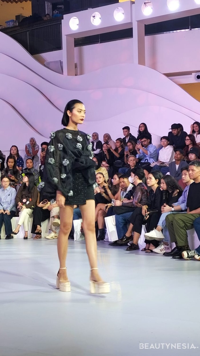 Dalam koleksi terbarunya ini, Adrie Basuki kembali membawa olahan kain daur ulang buatan tangan yang disebut Perca Marmer. Yang mana menjadi spirit untuk terus berkontribusi dalam menjaga lingkungan dan pemberdayaan perempuan di workshop Adrie Basuki. (Foto: Rini Apriliani/Beautynesia)