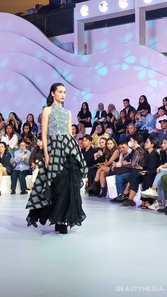 Adrie Basuki kembali juga mengolah kain tenun bulu, yakni kain tradisional khas Indonesia yang unik akan tekstur dan ekspolasi pembuatan teknik kain manipulasi untuk menggambarkan siluet gunung berapi dan Magma yang terkandung di dalamnya. (Foto: Rini Apriliani/Beautynesia)