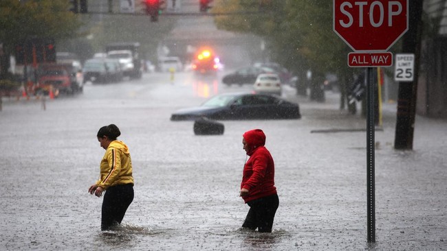 Konsulat Jenderal Republik Indonesia (KJRI) New York memastikan tidak ada WNI yang menjadi korban banjir parah yang melanda kota tersebut, Jumat (29/9)