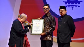 Buku Biografi Jokowi Tulisan Dirut PLN Terbit di Korea