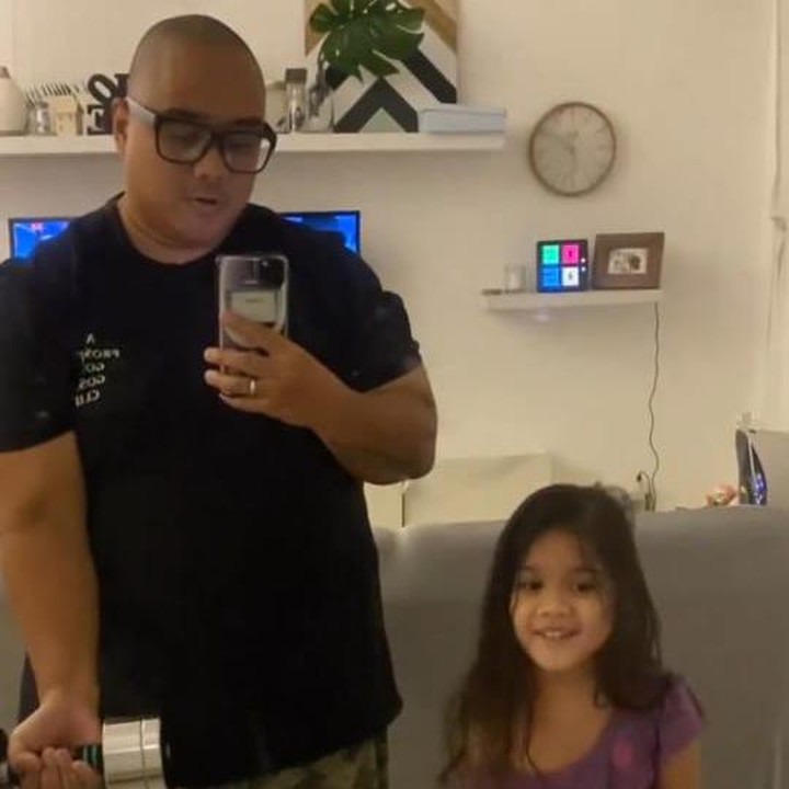 <p>Keduanya sering terlihat begitu kompak ketika melakukan aktivitas bersama. Di sisi lain, ternyata banyak netizen yang salah fokus dengan paras yang dimiliki Ariana, Bunda. (Foto: Instagram@saykoji)</p>