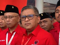 Hasto Sindir Penurunan Baliho di Bali-Jurus Prabowo Lewat Pantun