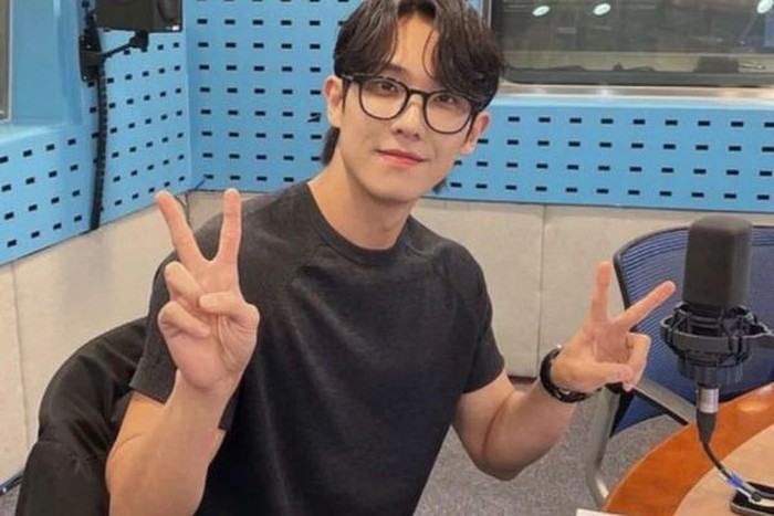 Selain manjadi aktor, Lee Joon juga aktif sebagai DJ Radio. Sejak tahun 2019, ia memiliki program radio sendiri bernama Lee Joon's Youngstreet di SBS Power FM./ foto: instagram.com/leejoon__mblaq
