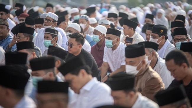 FOTO: Kabut Asap Makin Parah, Warga Palembang Salat Minta Hujan
