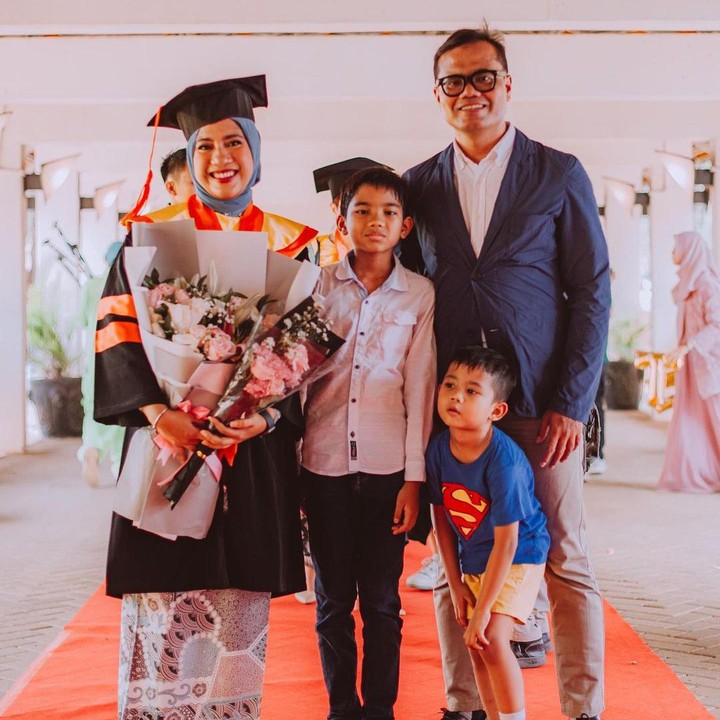 <p>Tidak hanya mengucapkan selamat, Soleh pun menuliskan pujian kepada sang istri yang sudah berhasil menjadi istri sekaligus ibu rumah tangga untuk keluarga sembari menyelesaikan pendidikannya. (Foto: Instagram@solehsolihun)</p>
