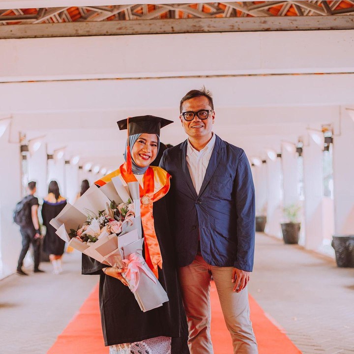<p>Kabar bahagia datang dari keluarga aktor sekaligus komedian Tanah Air, Soleh Solihun. Belum lama ini, Soleh membagikan beberapa momen saat mendampingi sang istri merayakan wisuda pendidikan pasca sarjananya. (Foto: Instagram@solehsolihun)</p>