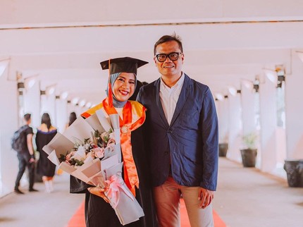 7 Potret Soleh Solihun Bangga Dampingi Istrinya Lulus S2 Sambil Kerja & Urus Anak