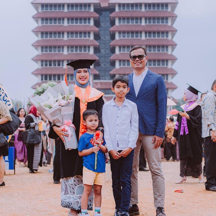 <p>Soleh tak bisa menyembunyikan perasaan bangganya kepada sang istri. "Kerja, ngurus anak, menghadapi aku, kuliah, bikin tesis, sidang, membayangkannya saja sungguh melelahkan. Tapi kamu bisa menjalaninya. Sekali lagi, selamat ibu! Kami bangga padamu," tulis Soleh. (Foto: Instagram@solehsolihun)</p>