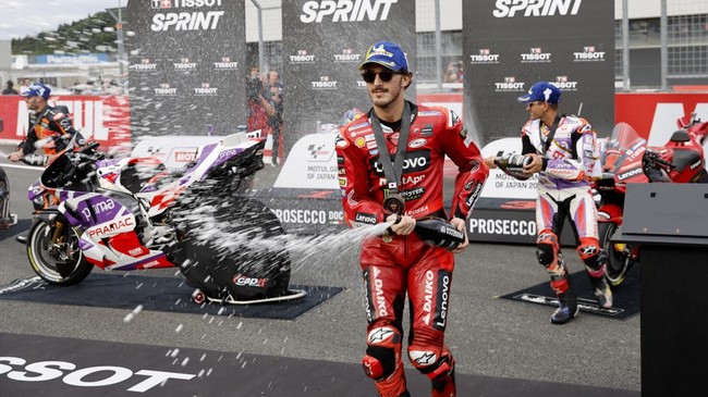 Pembalap Ducati Francesco Bagnaia mengaku kagum dengan begitu banyaknya motor yang berseliweran saat pertama kali datang ke Jakarta, Indonesia.