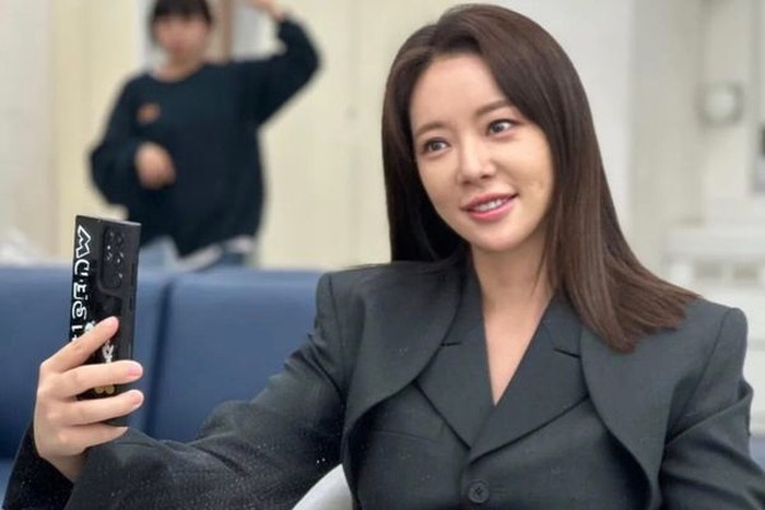 Tahun 2007, setelah aktivitasnya sebagai idol K-Pop berakhir, Hwang Jung Eum memulai debut aktingnya lewat drama The Person I Love./ foto: instagram.com/jungeum84