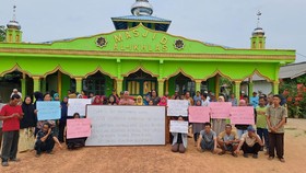 Warga Rempang Demo Tolak Relokasi dan Penyusunan Amdal Eco City