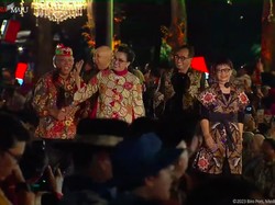 Aksi Catwalk Para Menteri di Istana Berbatik Bikin Jokowi Tertawa