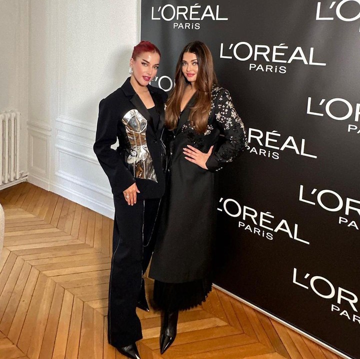 <p>Selain menghadiri acara fashion, Tasya Farasya juga diberi kesempatan untuk mewawancarai aktris asal India, Aishwarya Rai. Bunda dua anak ini membagikan momen saat berpose bersama sang aktris. (Foto: Instagram @tasyafarasya)</p>