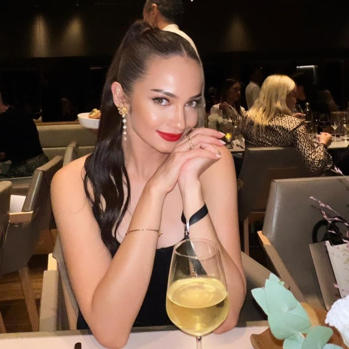 <p>Momen ketiganya yang tengah berada di Paris Fashion Week dibagikan di media sosial, Bunda. Enzy Storia tampil cantik mengenakan gaun hitam dengan rambut dikucir dan <em>make-up</em> berfokus pada lipstik yang merah merona. (Foto: Instagram @enzystoria)</p>