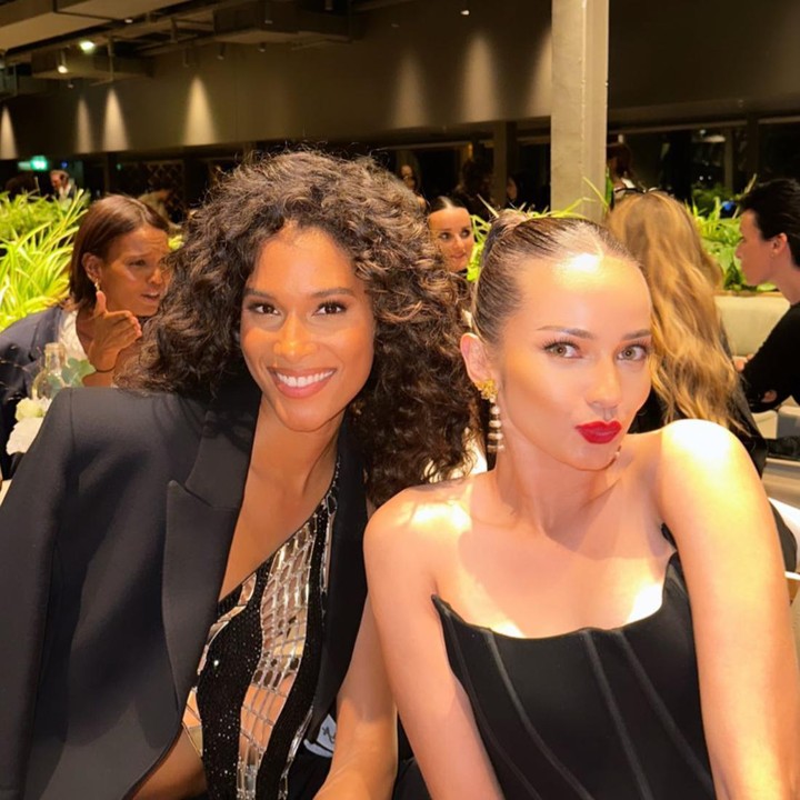 <p>Sementara itu, Enzy membagikan momen saat dirinya sedang berpose dengan model asal Prancis bernama Cindy Bruna. Keduanya terlihat cantik dan anggun dalam balutan gaun. (Foto: Instagram @enzystoria)</p>