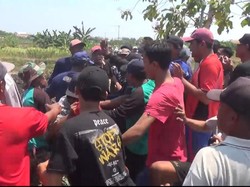 Demo Penolakan Pengurukan Tanah Makam di Lamongan Diwarnai Adu Mulut